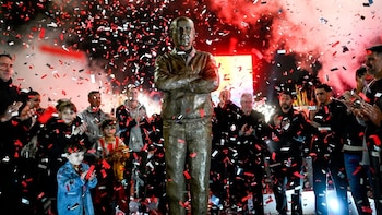 El emotivo homenaje de Estudiantes de La Plata a Alejandro Sabella: las imágenes del momento en que descubrieron su estatua en UNO