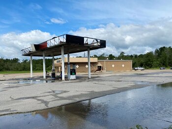 Una gasolinera dañada después de