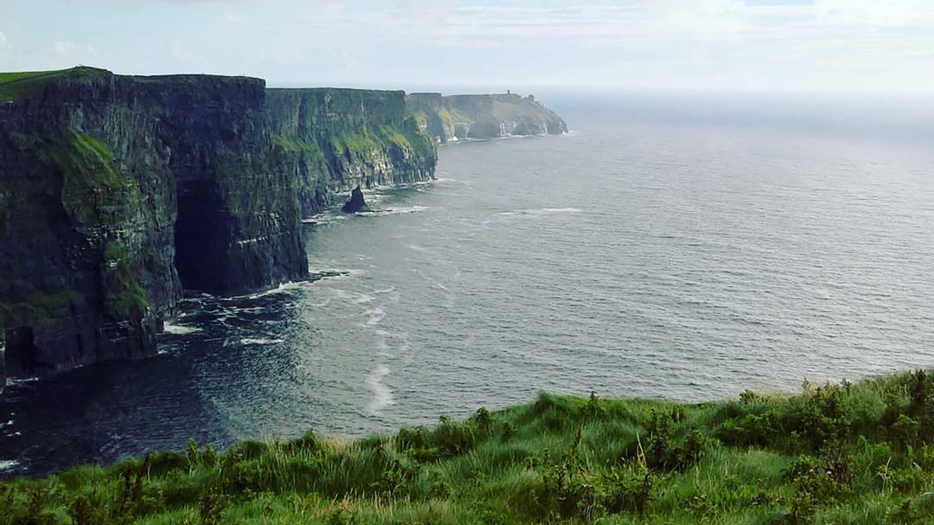 Caminos pavimentados permiten recorrer la cima con vistas hacia las Islas Aran y Galway (@accidentally_interested)