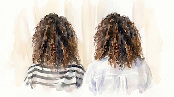 Pintura en acuarela de dos mujeres idénticas vistas de espaldas, ambas con cabello rizado castaño. Una lleva una camiseta de rayas y la otra una camisa de color claro.
