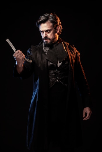 Emmanuel Degracia como Sweeney Todd, el cruel barbero de Fleet Street