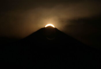 "Don Goyo" amaneció con fumarolas