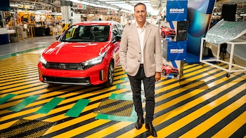 Un ejecutivo posa orgulloso junto