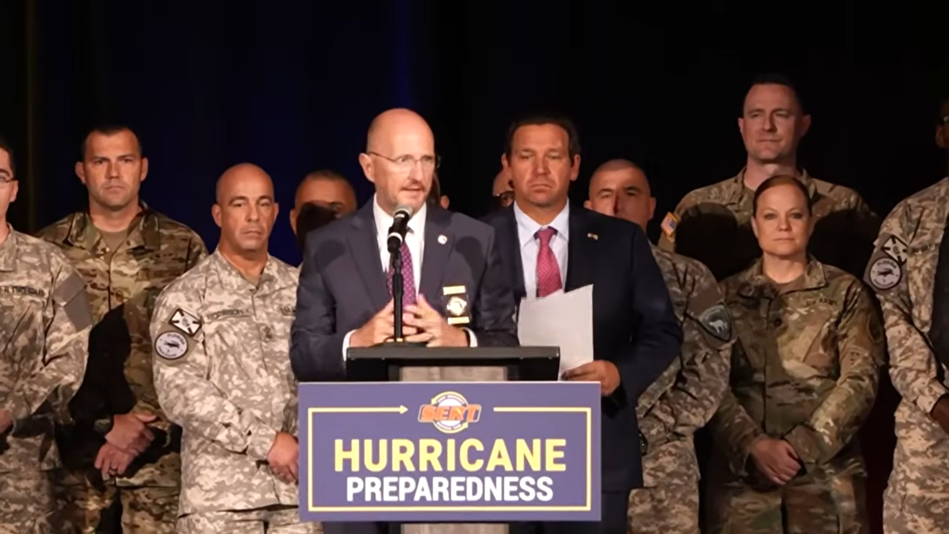 El director ejecutivo de la FDEM, Kevin Guthrie, aseguró que la preparación ante desastres comienza mucho antes de que se forme una tormenta (Captura de video: Governor Ron DeSantis).