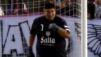 Atajó un penal y anotó