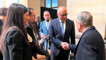Reunión-entre-oficialismo-y-oposición-de-Venezuela-en-Paris