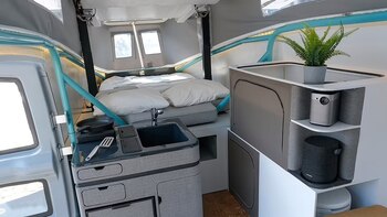 El interior es minimalista, sencillo,