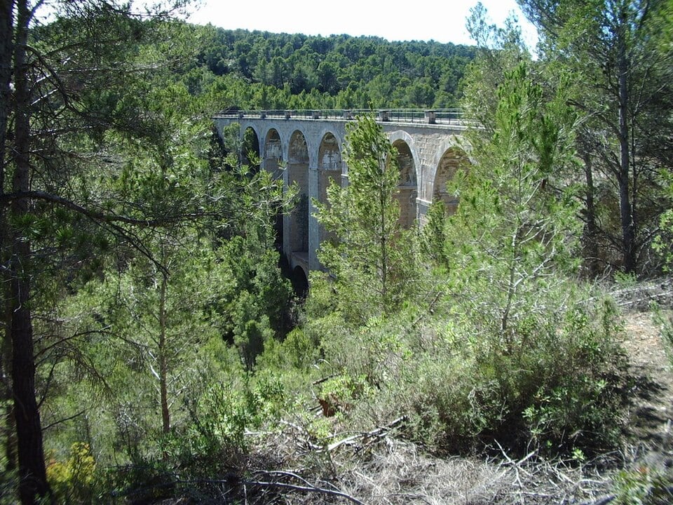 Uno de los tramos de la Vía Verde, un antiguo trazado de ferrocarril que unía el interior aragonés con el Mediterráneo. (Wikimedia Commons/Karl Schlemmer)