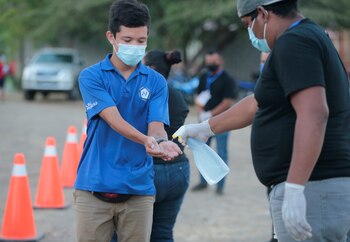 Autoridades higienizan a una persona