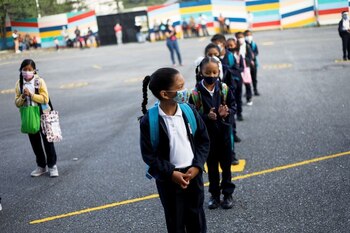 Niñas y niños hacen fila