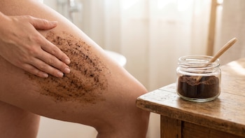 Celulitis reversible: cómo mejorar la textura de la “piel de naranja” con este tópico de café