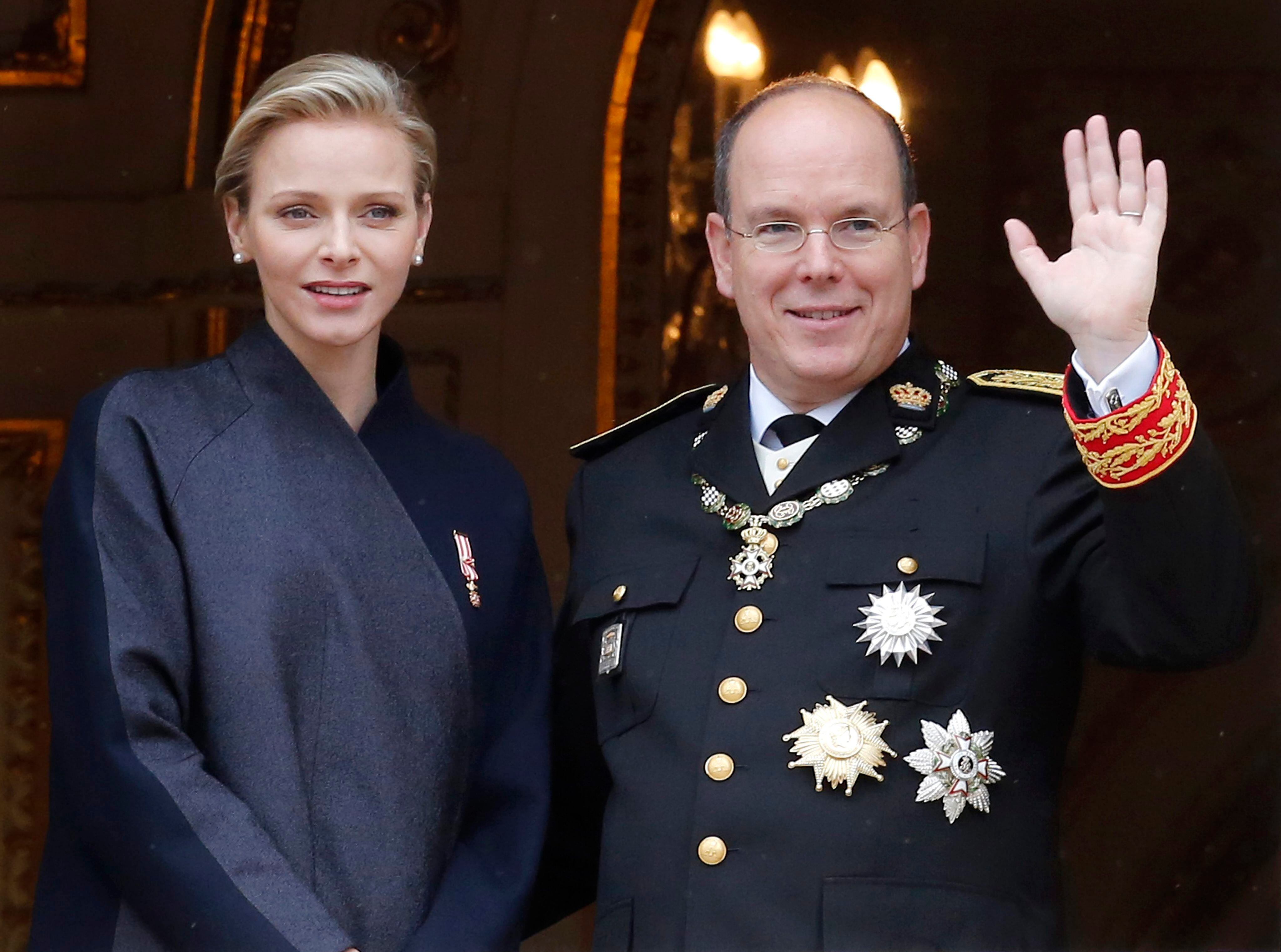 El príncipe Alberto II de Mónaco (d) y su esposa, la princesa Charlene (i). EFE/Sebastien Nogier/Archivo