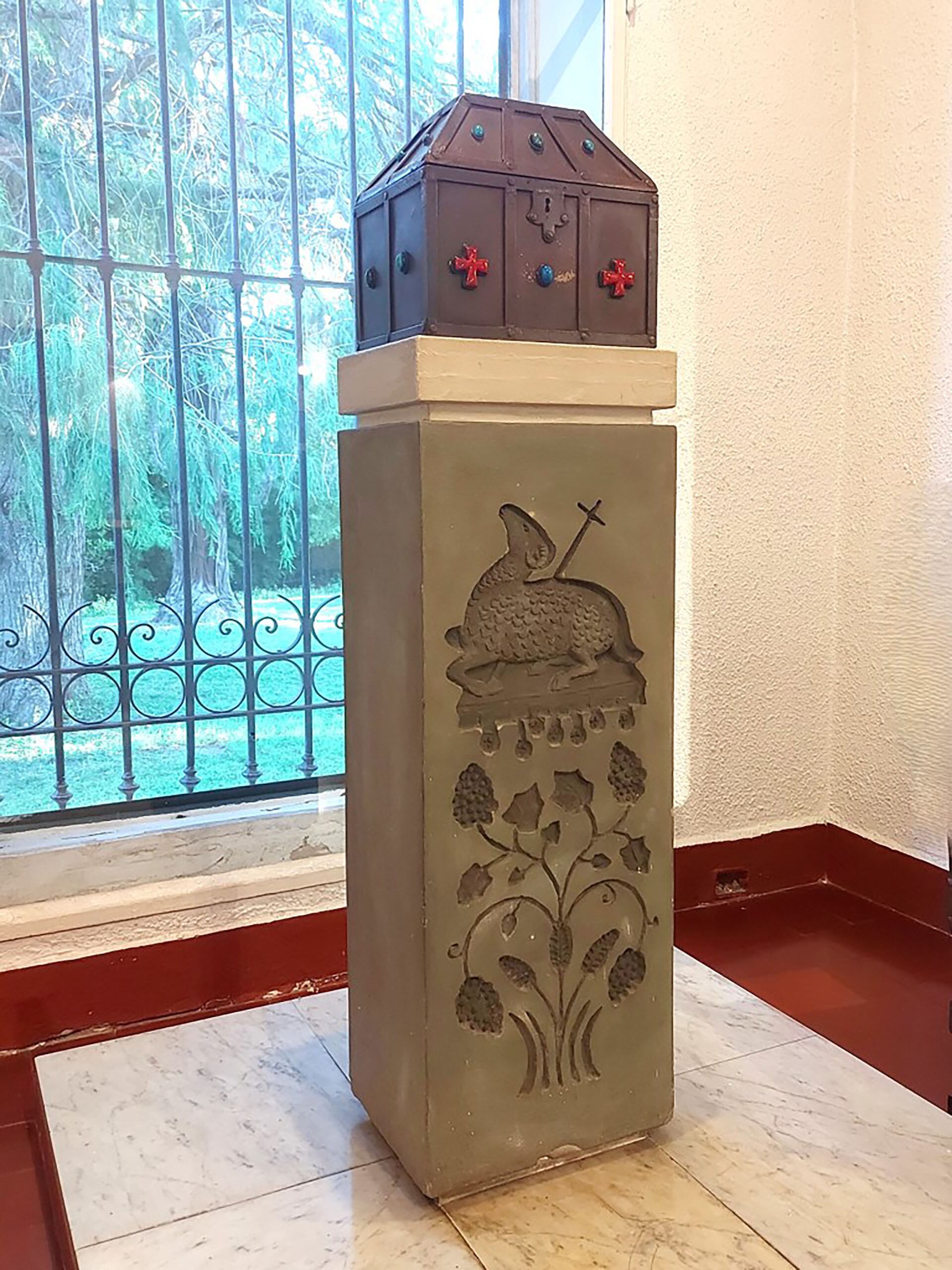 El Sagrario y su pedestal artístico de la capilla del IVSJ, obras de Guillermo Buitrago