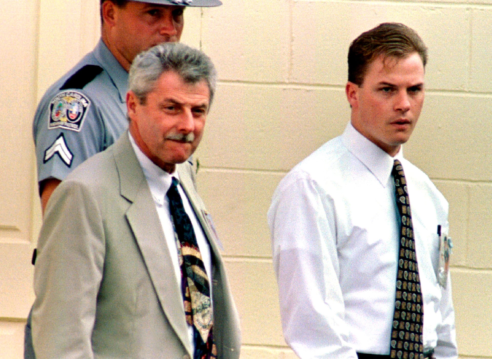 David Smith y su padre Charles David Smith llegan al tribunal del condado de Union para la audiencia de sentencia del juicio de Susan Smith (Archivo/Reuters)