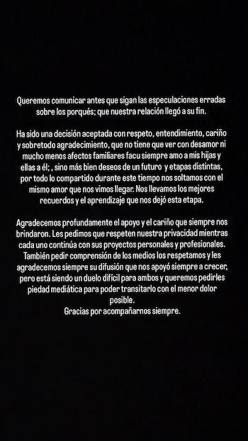Texto en color blanco sobre un fondo negro con un comunicado sobre el final de una relación y el pedido de privacidad