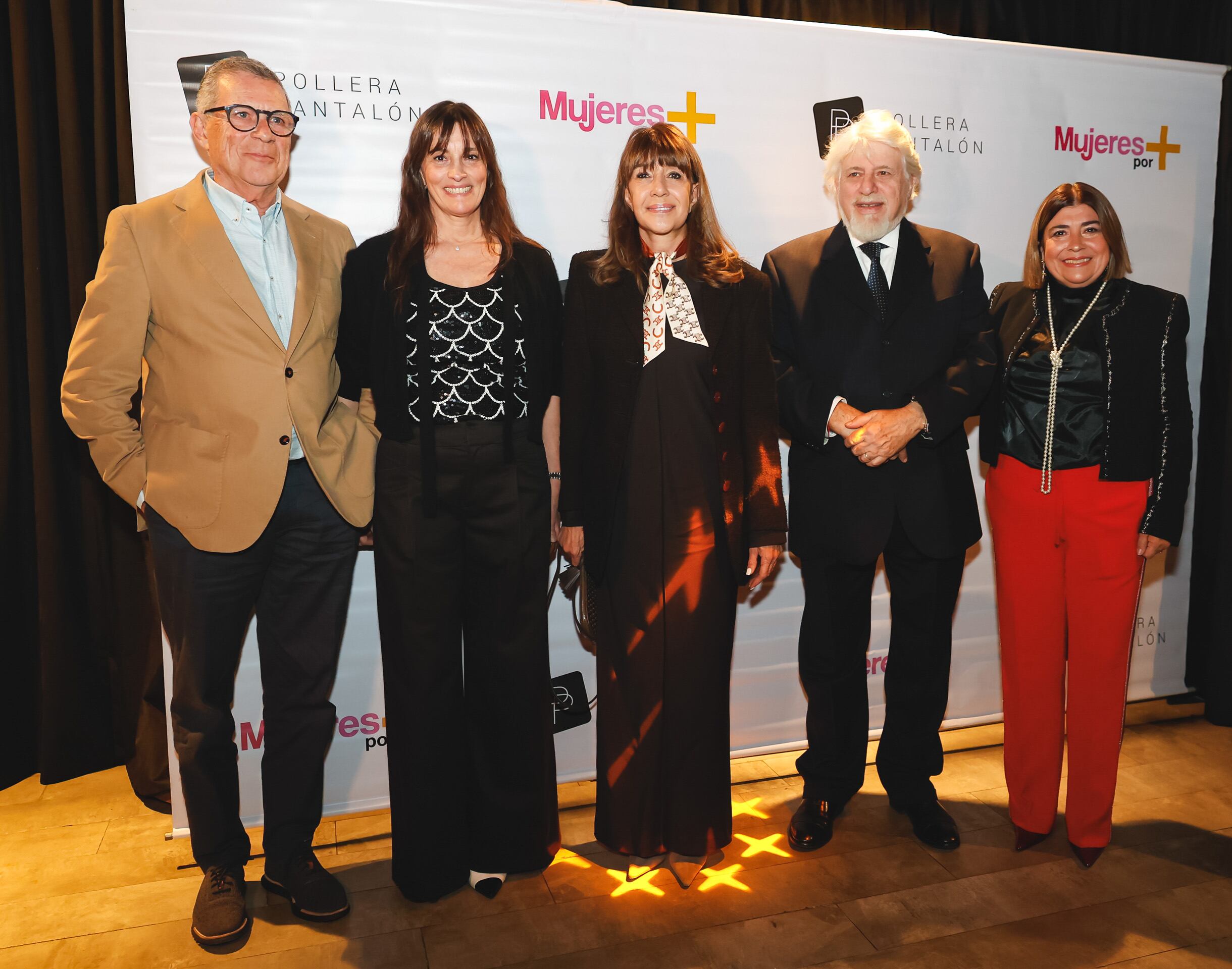 Adrián Werthein y Guillermo Cerviño recibieron el Premio Compromiso por su colaboración activa con la comunidad de la Iniciativa Pollera Pantalón, durante la quinta edición de los premios Mujeres por Más en el Augusta Golf Club porteño. En el escenario estuvieron junto a Maricel Lungarzo, miembro del directorio de Banco Comafi, Fabiana Ricagño, fundadora de Pollera Pantalón, y Marina Rosso Siverino, presidenta de la Iniciativa