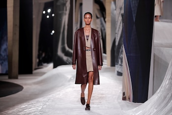 Nadege Vanhee-Cybulski, el diseñador de Hermes, presentó la nueva colección de la firma en el marco de la semana de la moda con varios looks en total cuero