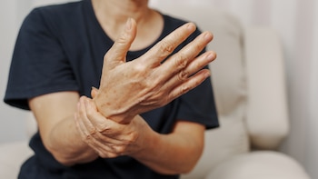 Mujer con dolores en las