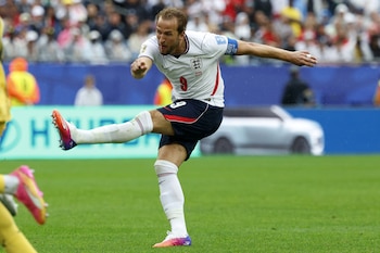 El fútbol exige alternar caminatas, trotes, aceleraciones, frenadas, saltos y giros, lo que requiere un músculo mixto y adaptable
(EFE/GREG M. COOPER)