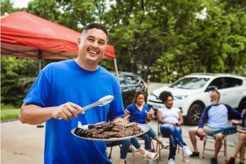 Reduce todo lo que puedas tu consumo de carnes rojas, pescados y derivados para mantener una alimentación sostenible de manera eficiente. (Freepik)