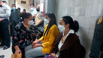 Las abogadas Leily Santizo y