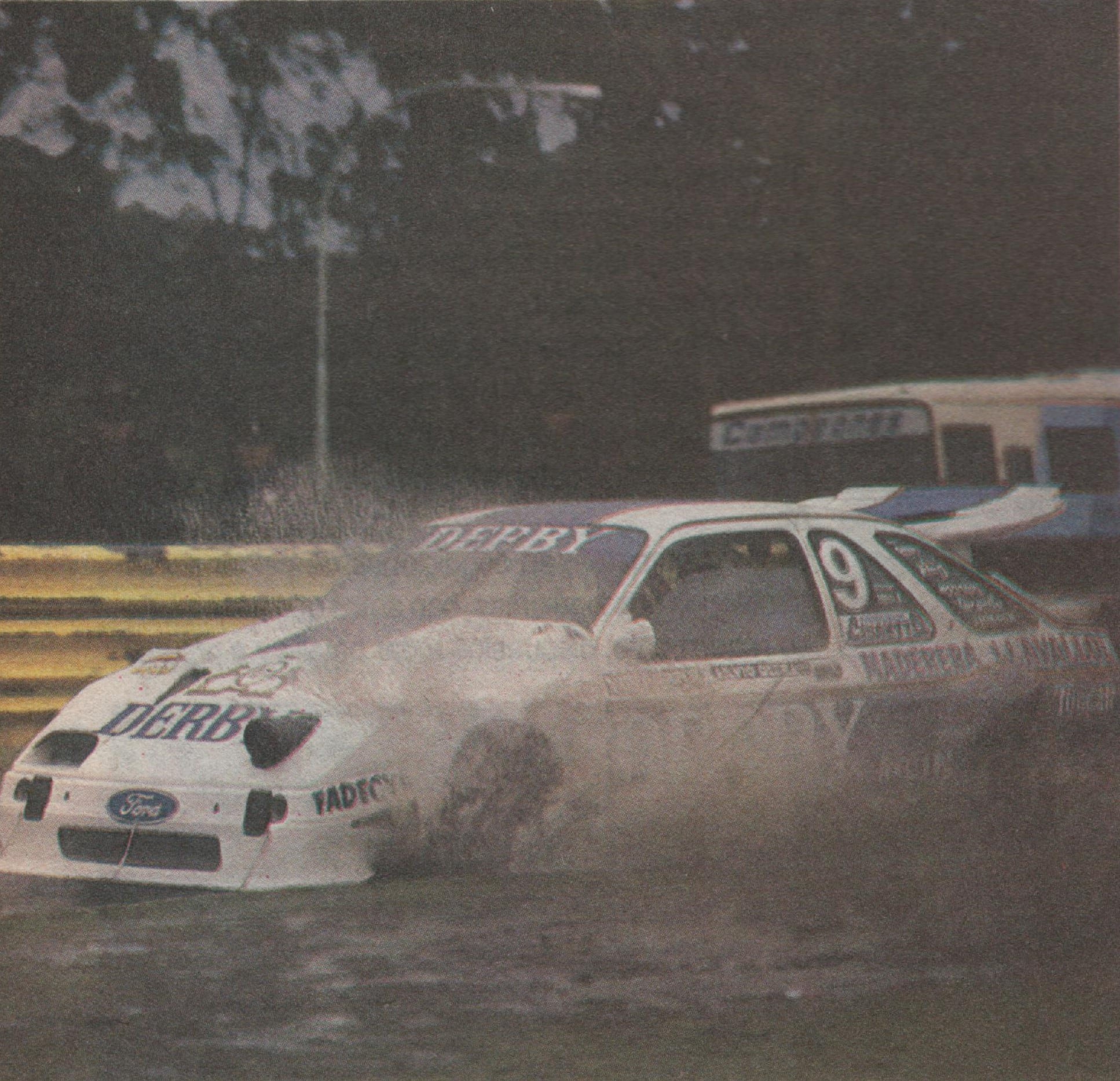 Silvio Oltra entrando a los boxes con su cupé Ford Sierra XR4