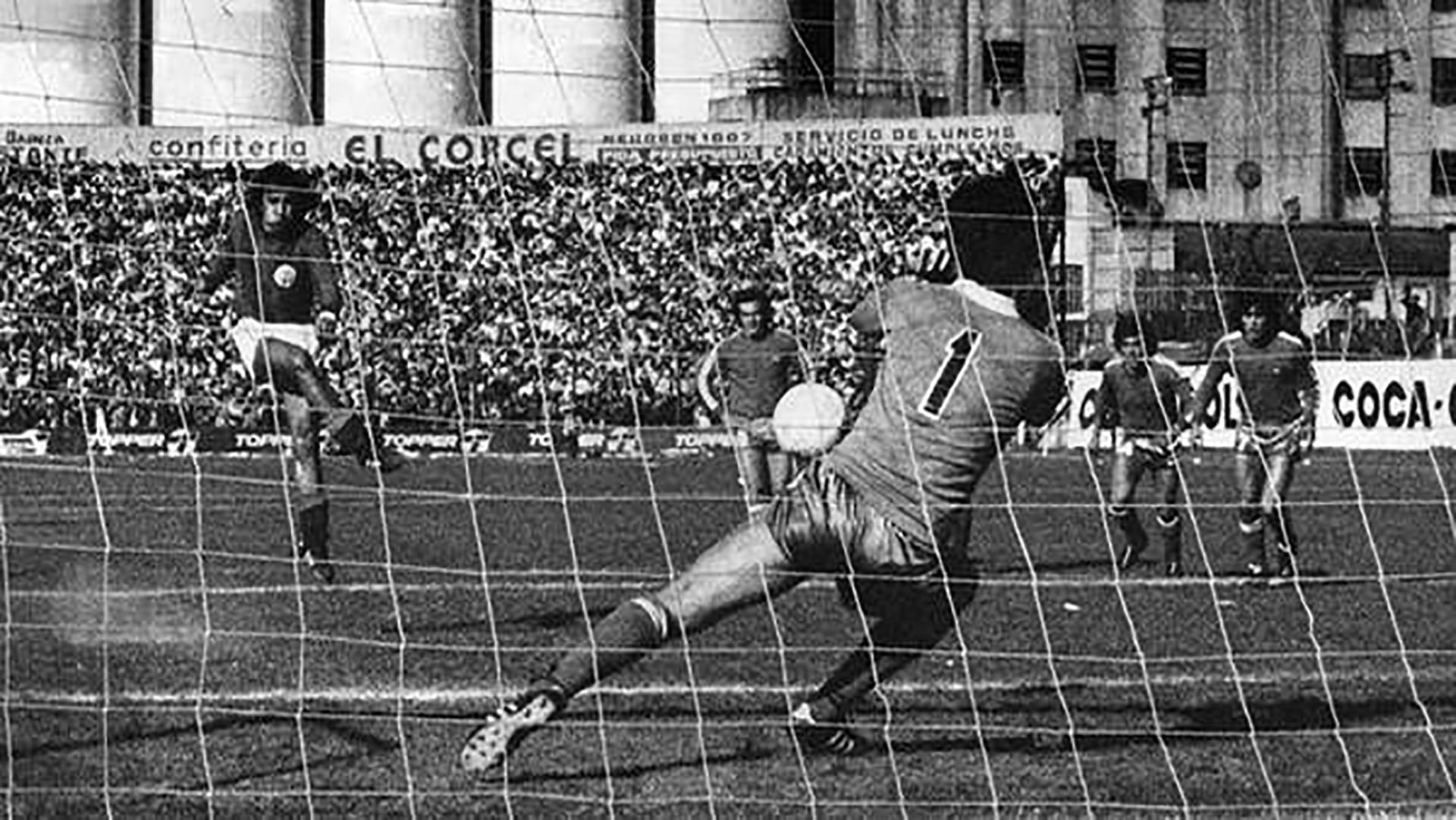 El histórico penal que Mario Alles le detuvo a Eduardo Delgado. Clave para la salvación de Argentinos Juniors y el descenso de San Lorenzo