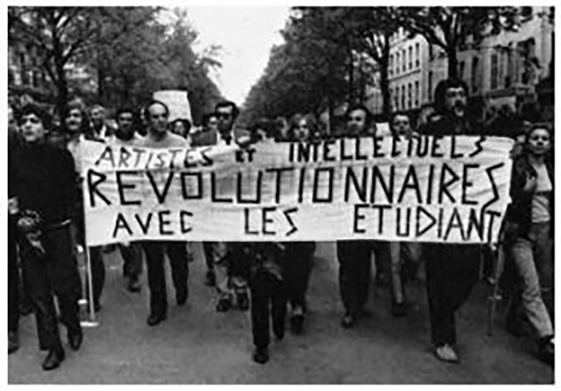 Artistas e intelectuales revolucionarios marchan junto a estudiantes durante las protestas que culminaron en