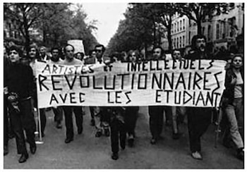 Fotografía en blanco y negro de una multitud marchando en una calle, llevando una pancarta que dice "ARTISTES ET INTELLECTUELS REVOLUTIONNAIRES AVEC LES ETUDIANTS"