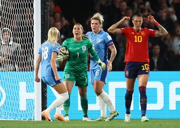 Mary Earps celebra su parada a Jenni Hermoso desde el punto de penalti (REUTERS).