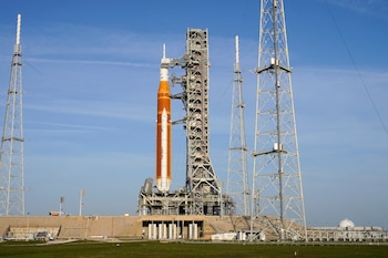 El cohete Artemis II SLS (Space Launch System, sistema de lanzamiento espacial) de la NASA con la nave espacial Orion, en el Complejo de Lanzamiento del Centro Espacial Kennedy, el martes 31 de marzo de 2026, en Cabo Cañaveral, Florida - crédito John Raoux) / AP