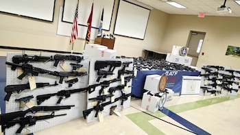 Cae red de tráfico en Nashville: 44 detenidos con 160 armas y fentanilo tras la Operación “Última Llamada”