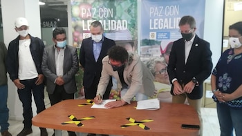 Pastor Alape firmando el acuerdo