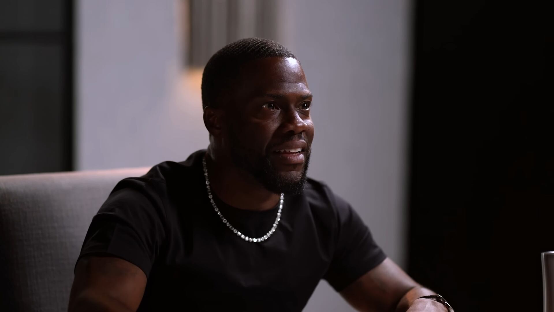 A través de su historia, Kevin Hart cuestiona la idea del éxito repentino y destaca la perseverancia y el esfuerzo sostenido como los verdaderos motores de una carrera duradera (The Diary Of A CEO/Captura de pantalla)