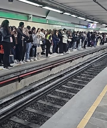 La Línea 8 del Metro de la CDMX reporta aglomeraciones de personas. Foto: X/@GP_Andrei_V.