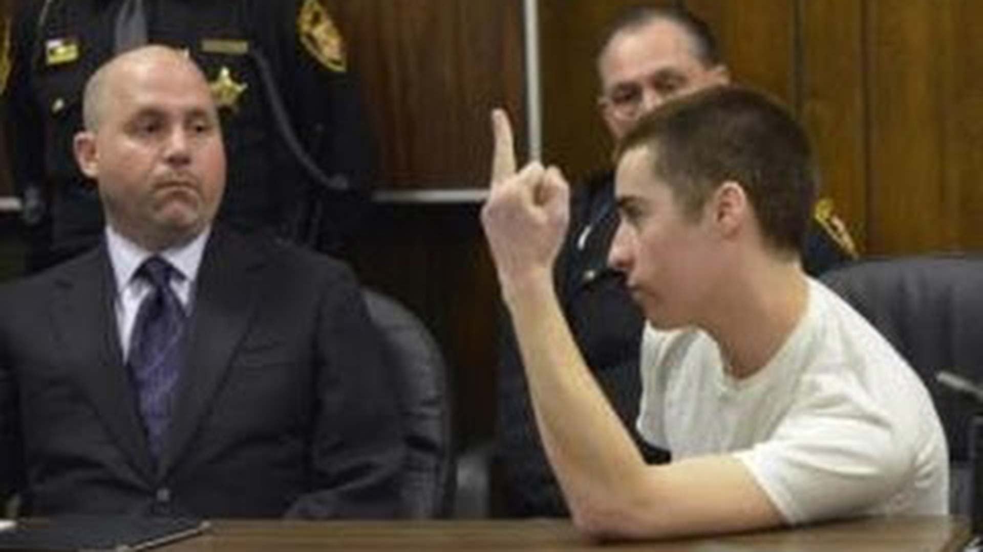 La conducta provocadora de TJ Lane en el juicio incluyó gestos obscenos y lenguaje ofensivo dirigido a las familias de las víctimas (AP)