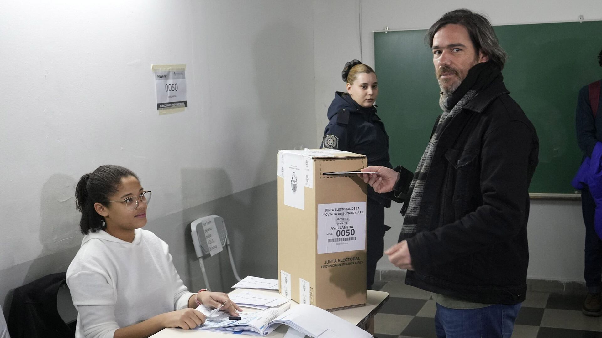 Nicolás Del Caño, candidato a diputado en la provincia de Buenos Aires, emitiendo su voto (Foto: DANIEL VIDES)