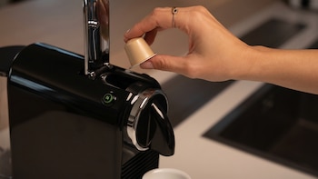 Los riesgos para la salud de no limpiar bien la cafetera: “Dentro de las tuberías pueden acumularse microbios”