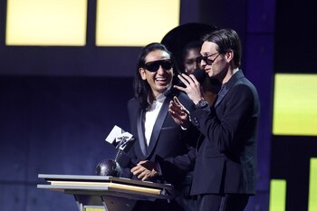 Peso Pluma recibe el premio a Mejor Música Latina en los MTV Europe Music Awards 2024 en Manchester Co-op Live en Manchester, Gran Bretaña
(REUTERS/Phil Noble)