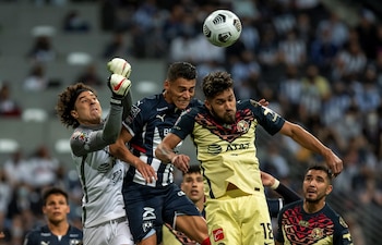 Héctor Moreno (c) de Rayados