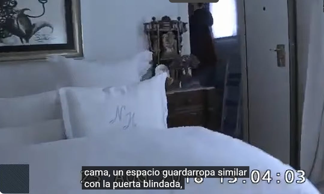El momento del juicio donde se muestra la filmación del acceso blindado al guardarropa y el comisario confirma que se trata de una puerta blindada