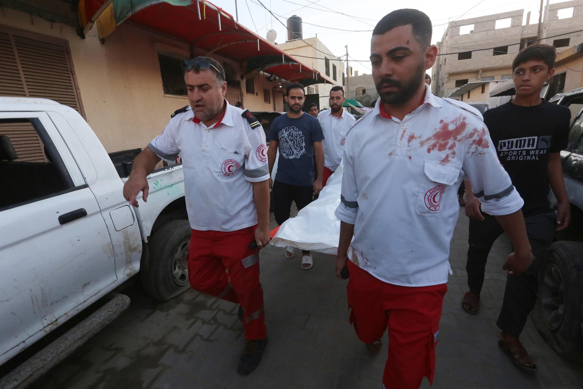 Varios cooperantes del Comité Internacional de la Cruz Roja durante un rescate en Gaza (Europa Press)