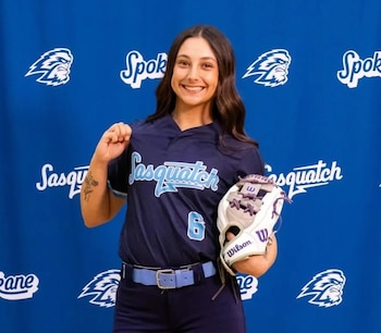 Samantha y Kyann compartieron coincidencia deportiva antes del encuentro, como la posición en vóleibol y el número 6 en la camiseta (Crédito: Foto de la familia Rensvold)