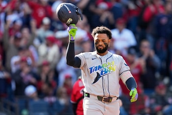 El equipo de las rayas está obligado a conseguir un triunfo si desea continuar con aspiraciones reales de pasar a la Serie Mundial. (AP Foto/David J. Phillip)
