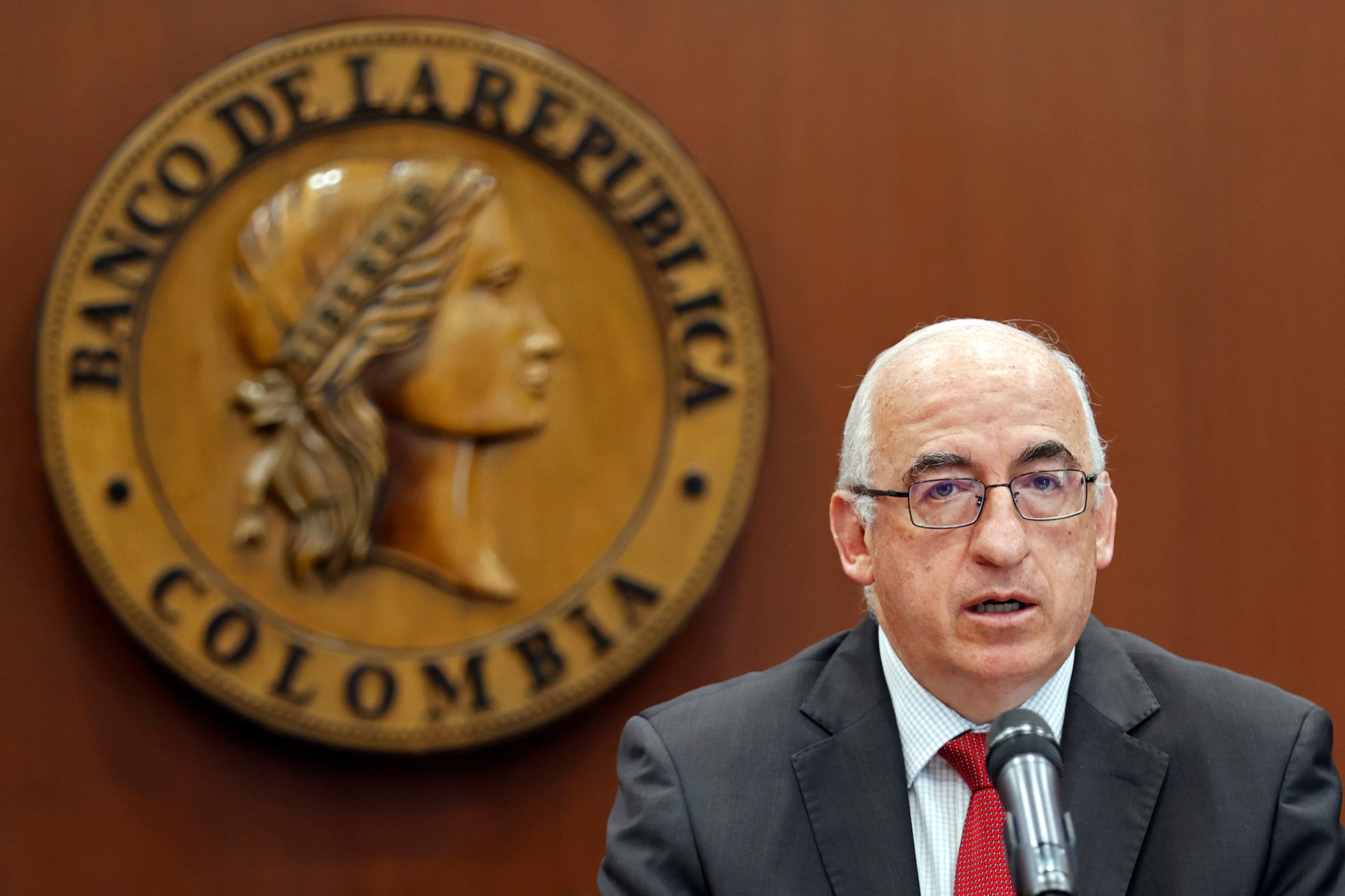 Leonardo Villar explicó en Asobancaria que la tasa de cambio real refleja la relación entre los precios de los bienes y servicios no transables y los transables internacionalmente - crédito Mauricio Dueñas/EFE