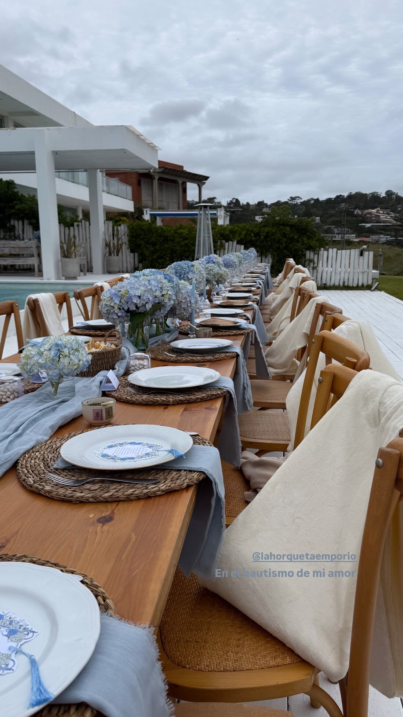 Detalles florales y vajilla dispuestos en el banquete tras la ceremonia bautismal de Beltrán, primer nieto de Fernando Burlando