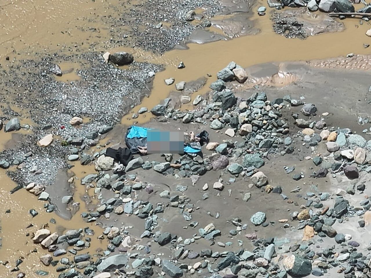 El terreno accidentado y la fuerza del caudal dificultan las labores de rescate. (Andina)