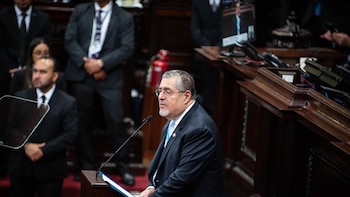 El presidente de Guatemala acusa a políticos y narcotraficantes de financiar bloqueos de carreteras