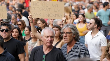 Mallorca combate la turistificación con manifestaciones y cenas vecinales para recuperar espacios: “La isla está pensada para ser consumida, no para vivirla”