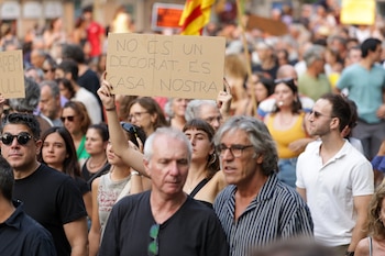 Decenas de personas durante una manifestación contra la turistificación en Palma, el pasado 26 de julio. (Tomàs Moyà / Europa Press)